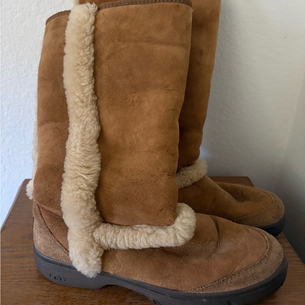 UGG CHESTNUT WOMENS USED BOOTS 
SIZE 9